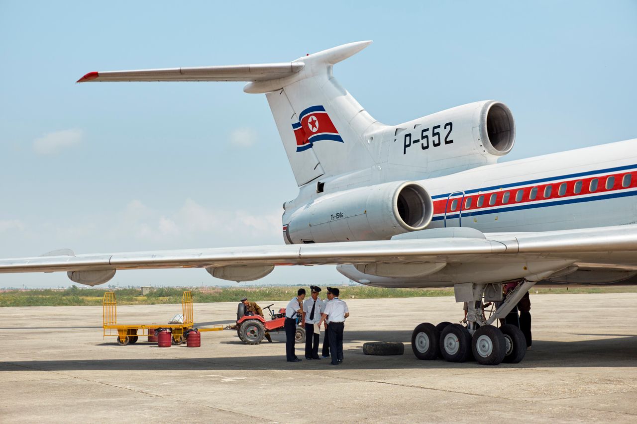 Piloci spotykają się przed lotem przy wlocie bagażowym Tupolewa Tu-154.