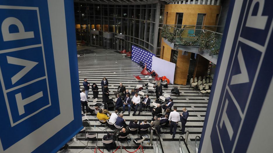 Warszawa, 20.12.2023. Politycy PiS w budynku TVP przy ulicy Woronicza w Warszawie, 20 bm. Obecność polityków w siedzibie Telewizji Polskiej ma związek z przegłosowaną wczoraj uchwałą Sejmu, zapowiadającą zmiany, jakie w mediach publicznych chce przeprowadzić nowy rząd. (miwi) PAP/Paweł Supernak