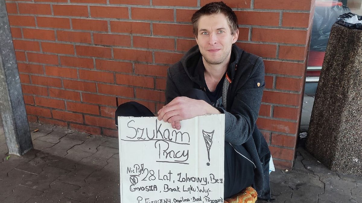 Pan Łukasz siedział pod sklepem i szukał pracy.