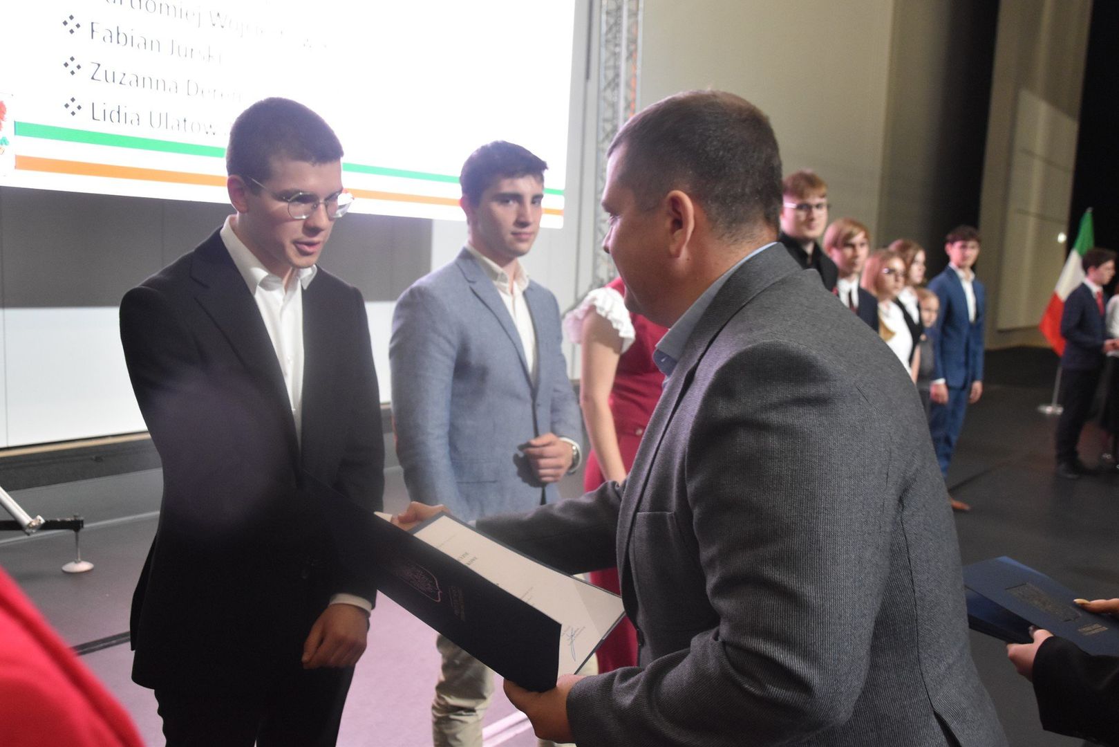 Stypendia naukowe i artystyczne otrzymało 79 uczniów.