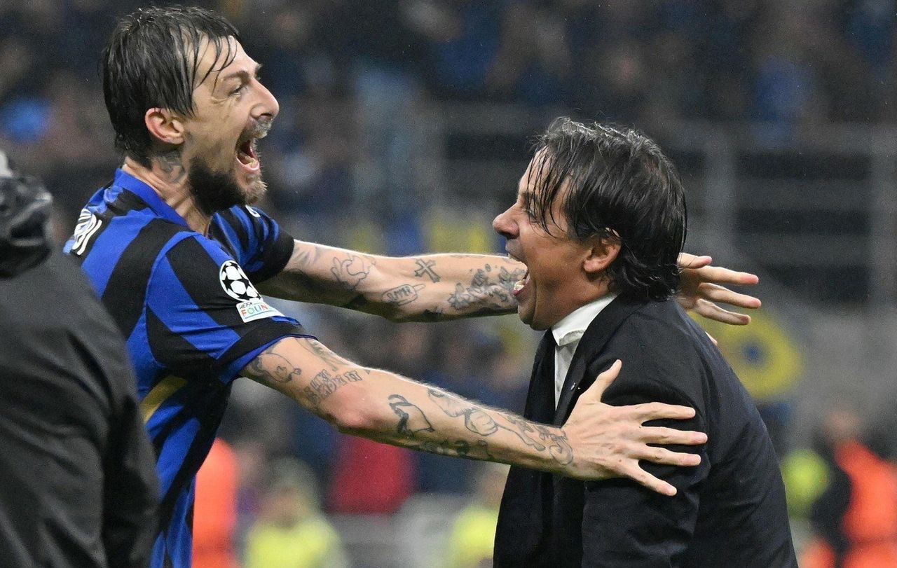 Trener Interu Simone Inzaghi celebruje zwycięstwo z obrońcą Francesco Acerbim