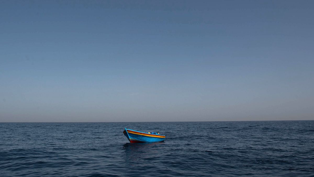 Dryfująca na morzu łódź — zdjęcie ilustracyjne