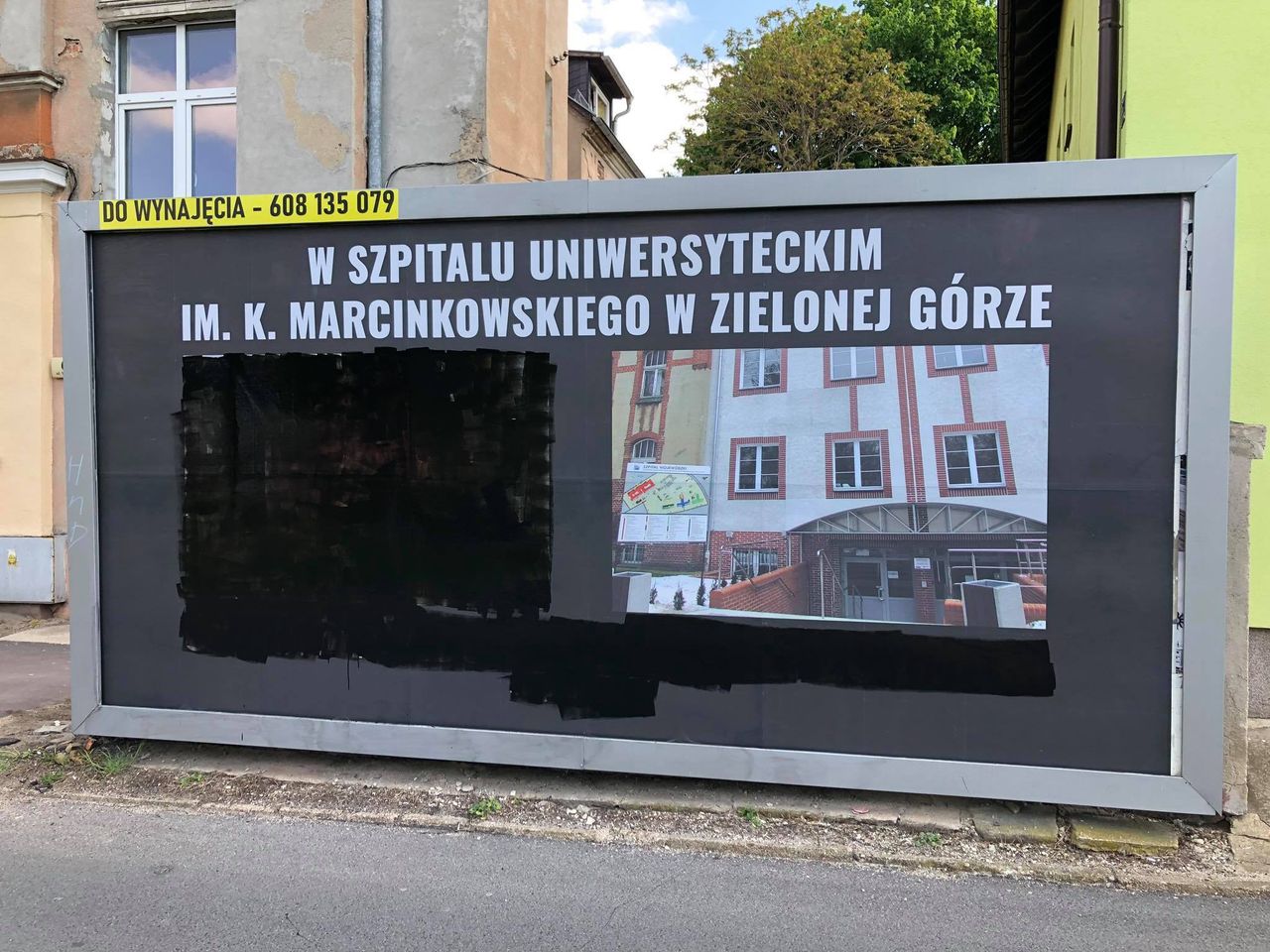 Antyaborcyjny billboard w Zielonej Górze. Lekarz miał dość, zamalował go razem z radnymi. "To niedopuszczalne"