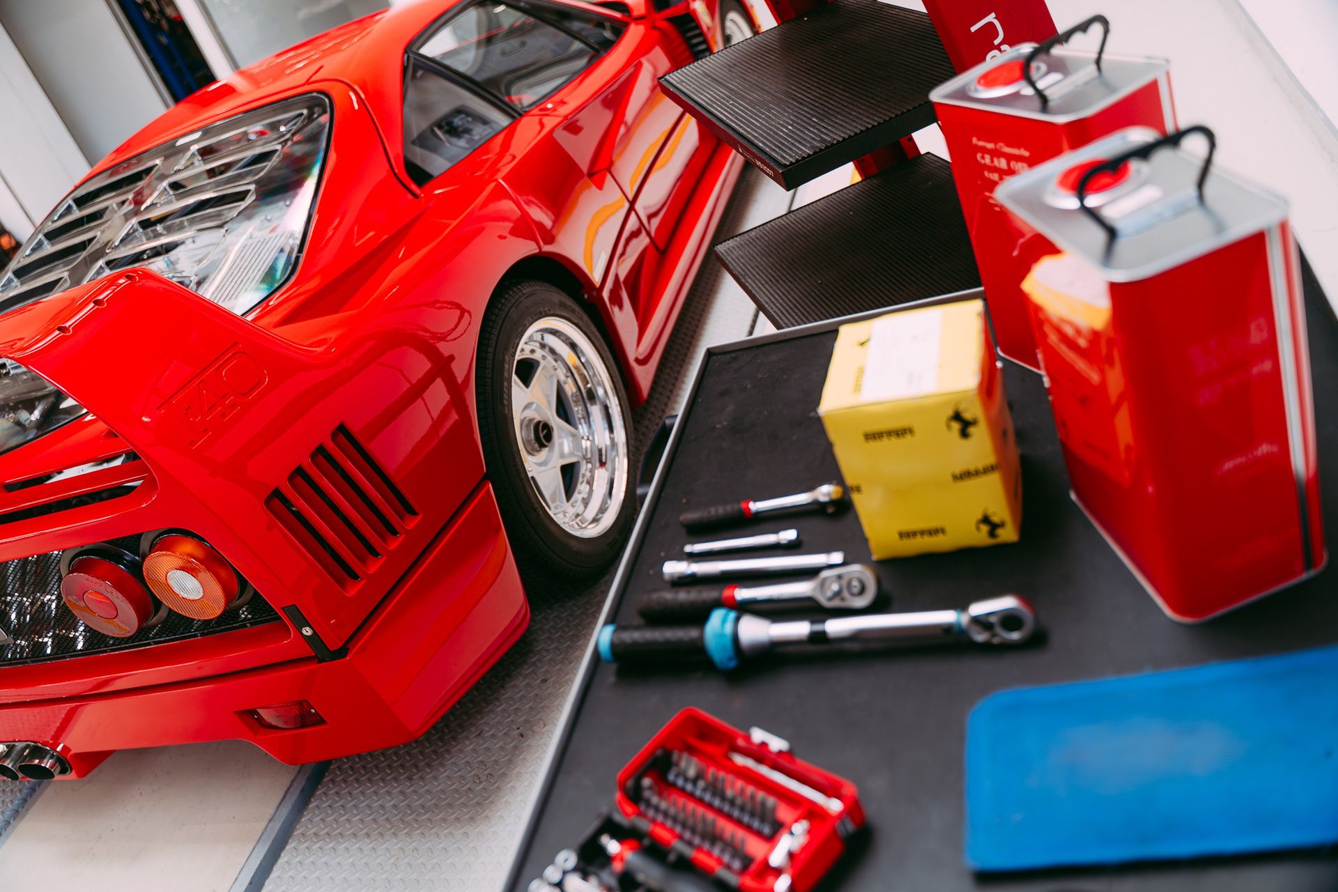 Ferrari F40 w Ferrari Katowice (1990)