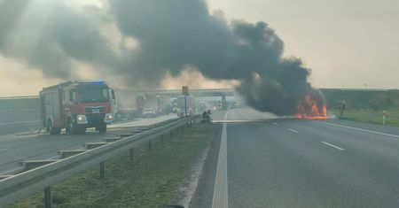 Spłonął bus na autostradzie A4. Droga całkowicie zablokowana