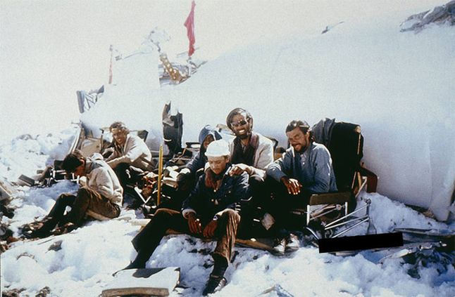 Ludzie, którzy ocaleli z wypadku samolotu w Andach. Po to, by przeżyć, musieli zostać kanibalami. Spędzili w śniegu 72 dni. 1972.
