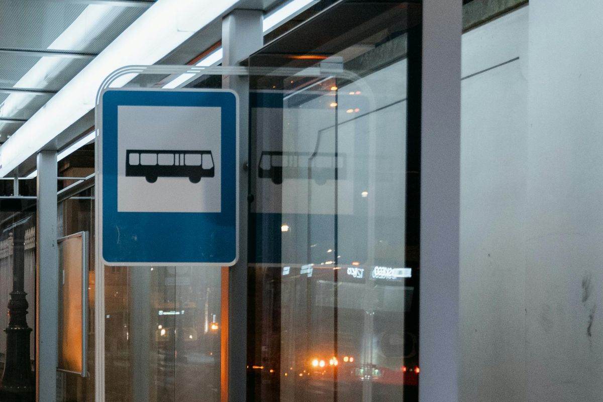 Przystanek autobusowy.