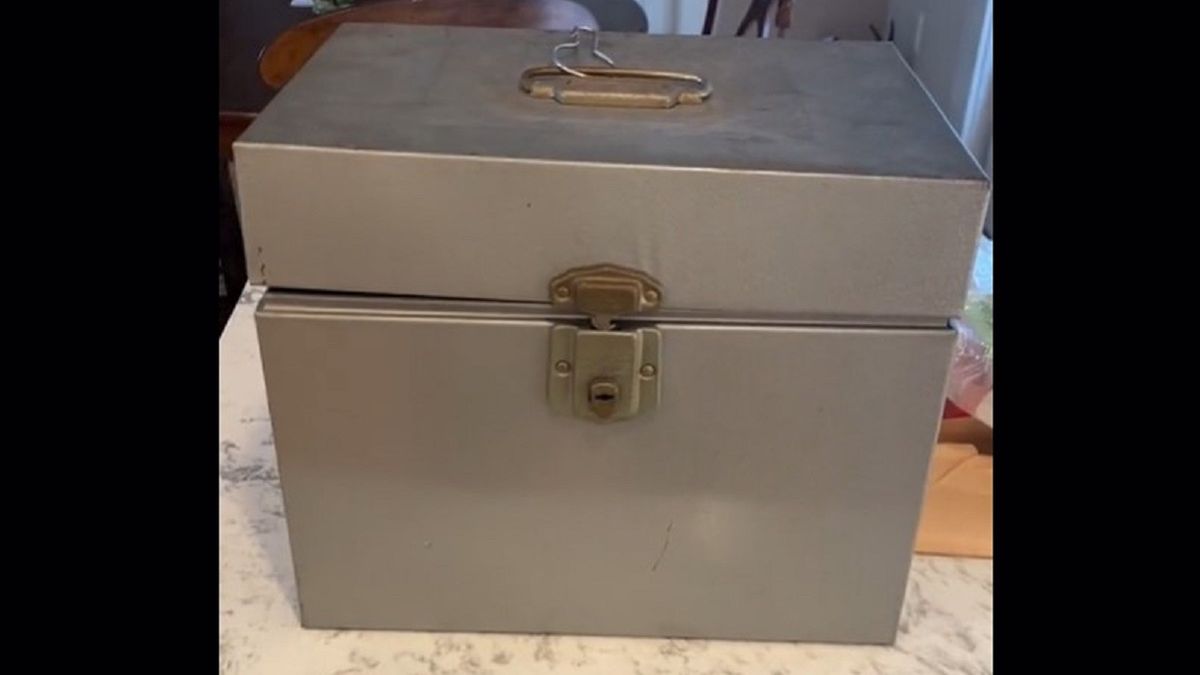 Znalazła tę skrzynkę na strychu u dziadków. Kryła skarby