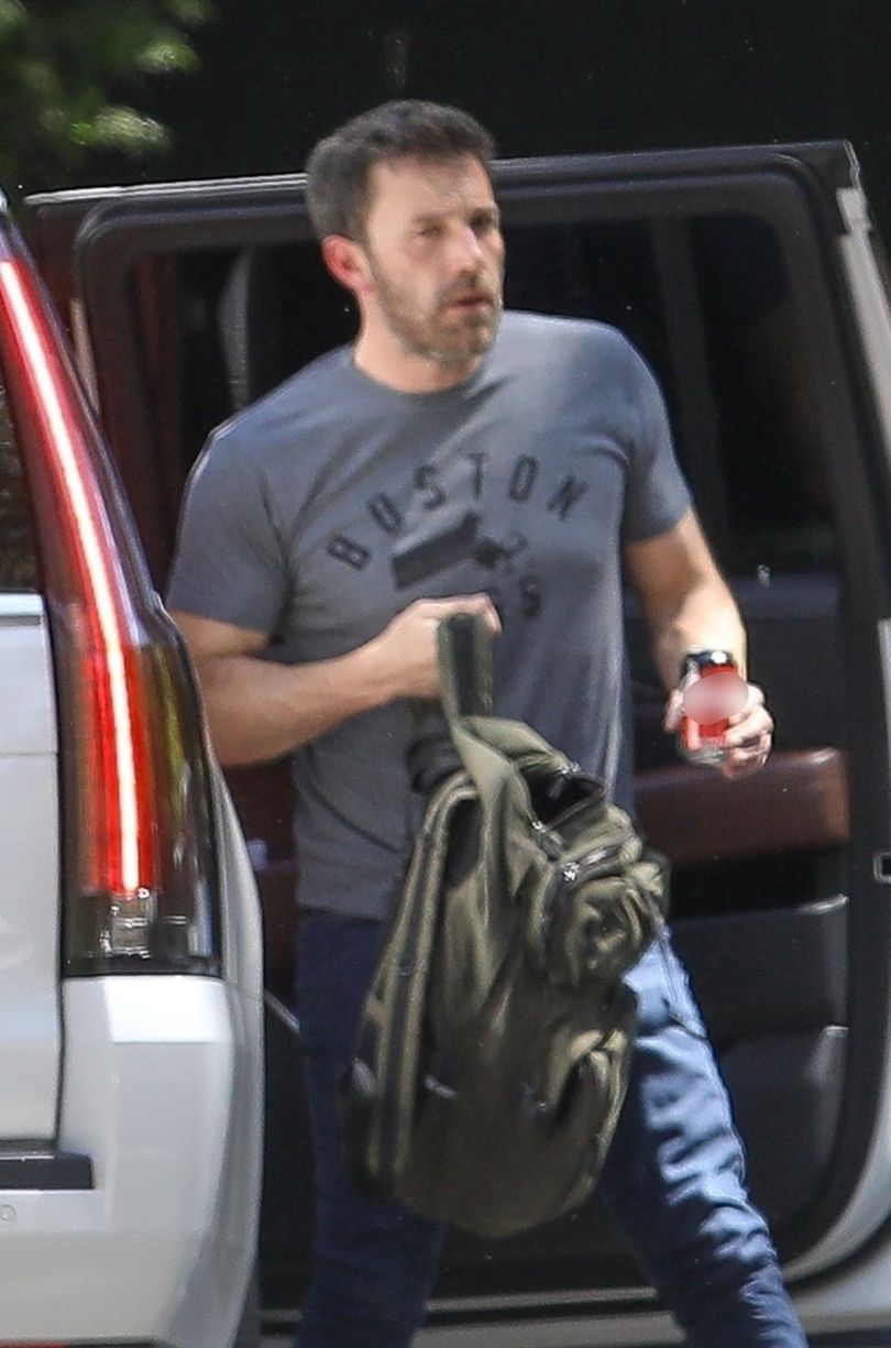 Ben Affleck wysiada z samochodu Jennifer Lopez po hotelem w Bel Air