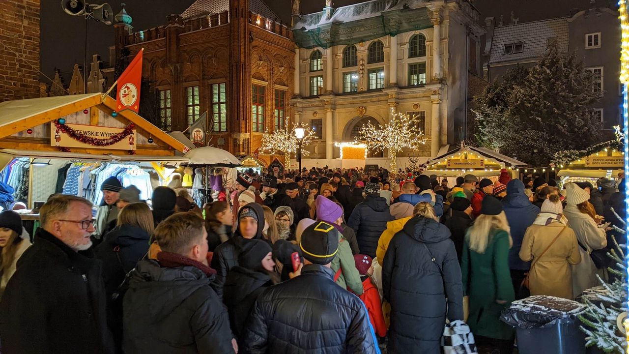 Jarmark świąteczny w Gdańsku zawsze odwiedzają tłumy (zdjęcie z 3 grudnia 2023 r.)