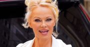 Przyszła na pokaz mody. Pamela Anderson zaskoczyła w ogromnym kapeluszu