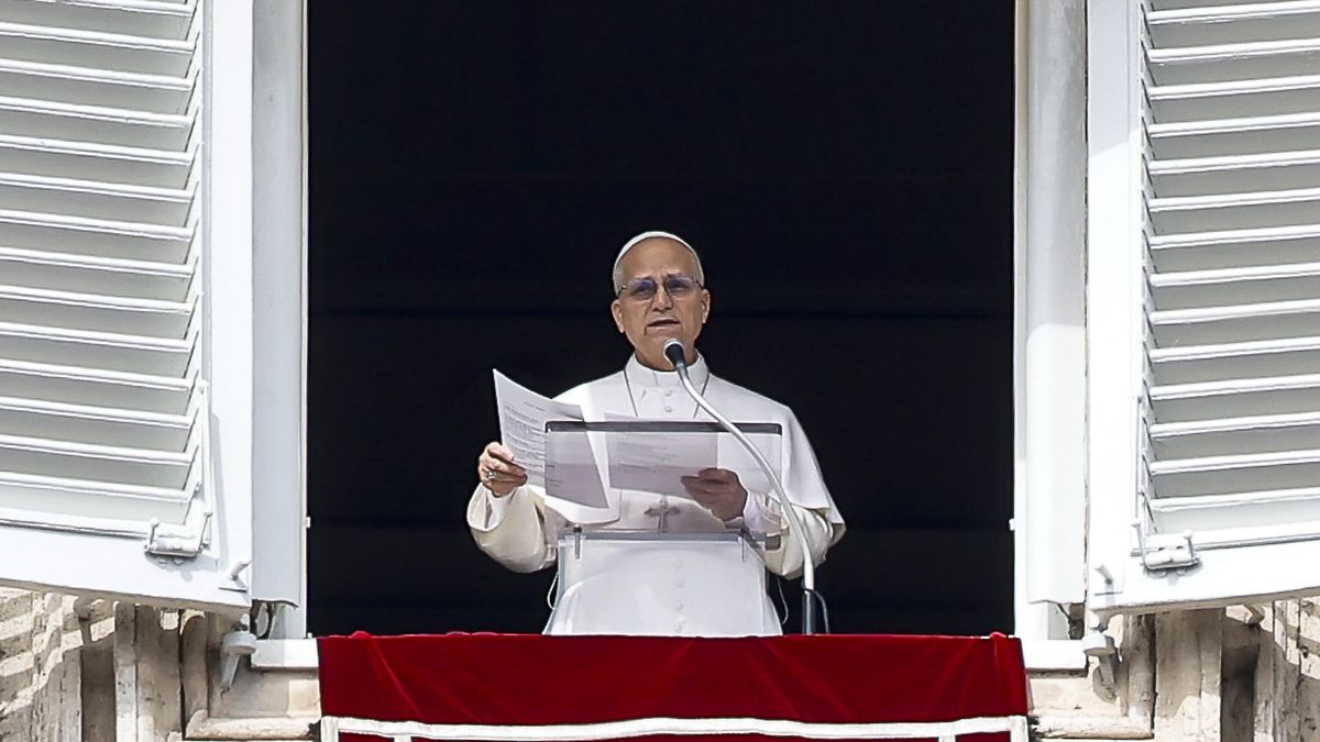 Pope Leo XIV leads the Angelus prayer, the traditional Sunday prayer, from the window of his office overlooking Saint Peter's Square, Vatican City, 01 March 2026. EPA/ANGELO CARCONI Dostawca: PAP/EPA.