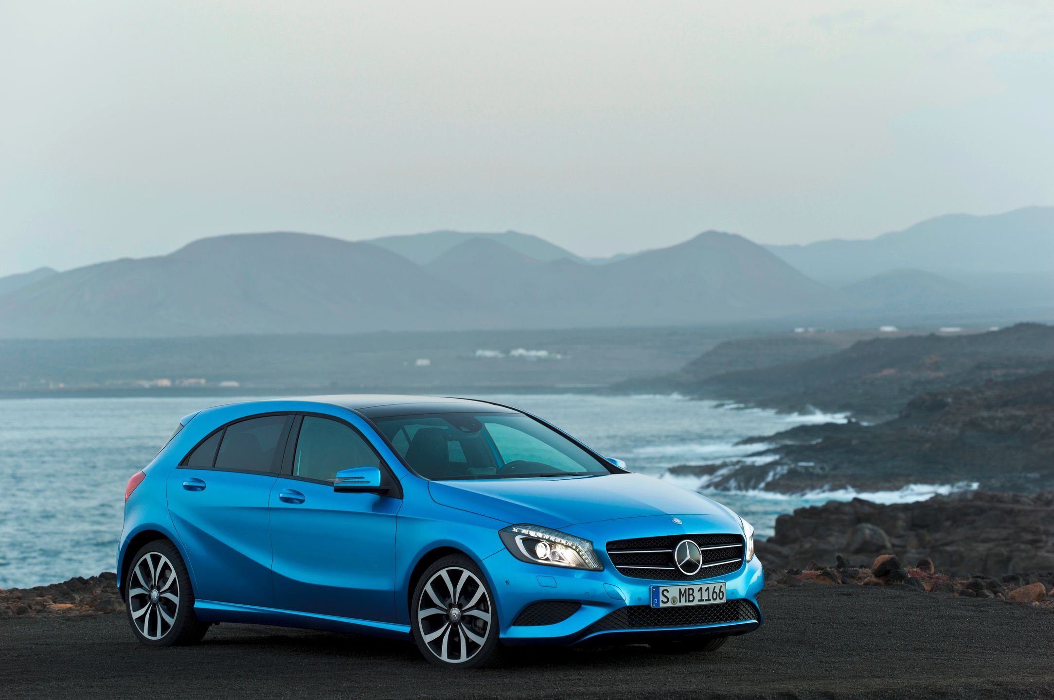 A 180 CDI mit Night Paket, SÃ¼dseeblau Metallic, innen: schwarz-weiss (W 176) 2012