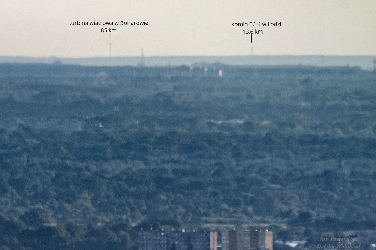 Komin EC-4 w Łodzi -113,6 km widziany z tarasu Varso Tower w Warszawie. Na pierwszym planie Pruszków