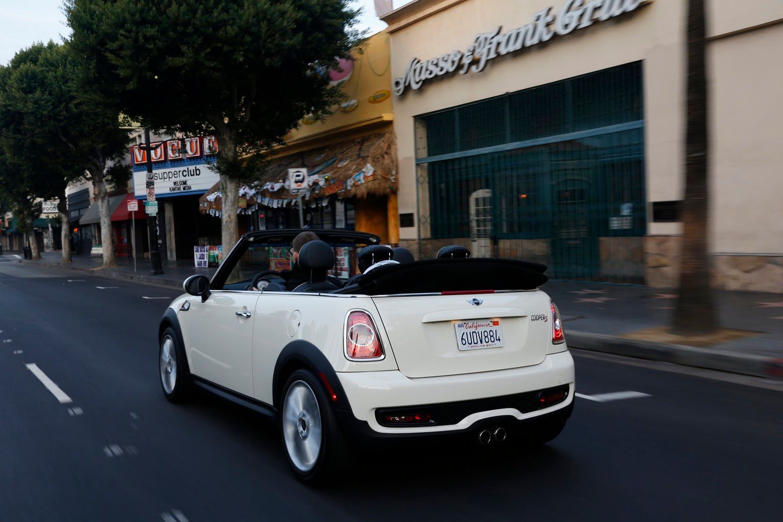 Galeria Mini jako celebracja sprzedaży półmilionowego egzemplarza w USA 35