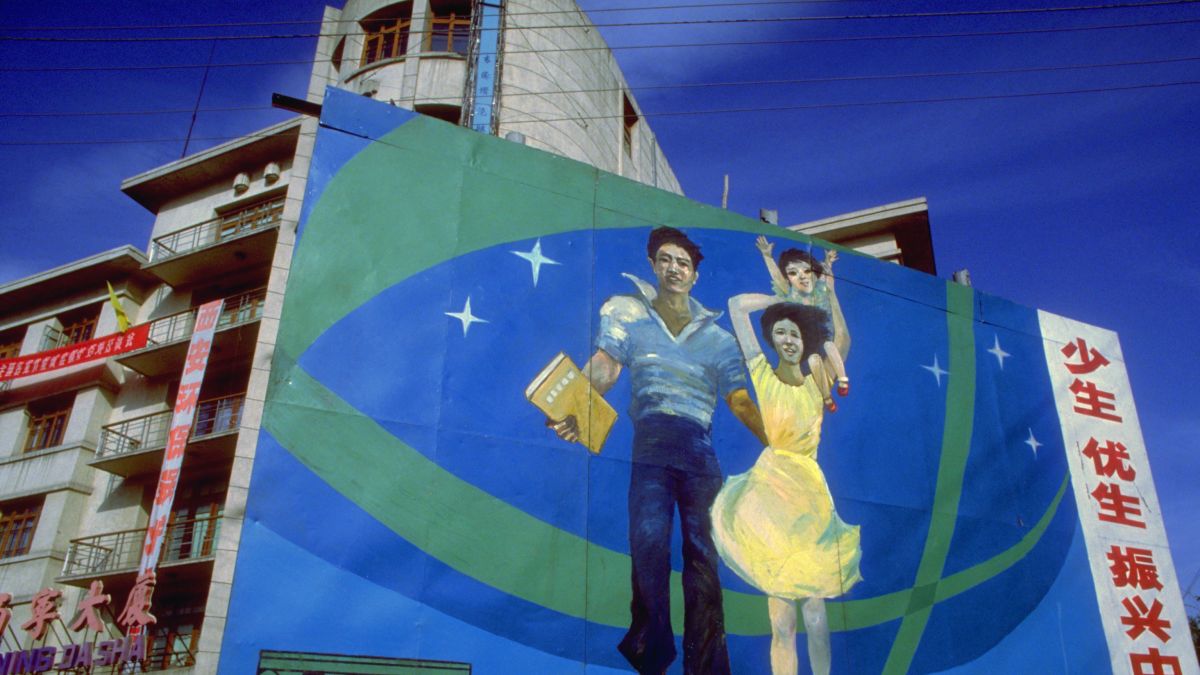 Billboard na budynku mieszkalnym w Xining wychwala politykę jedn