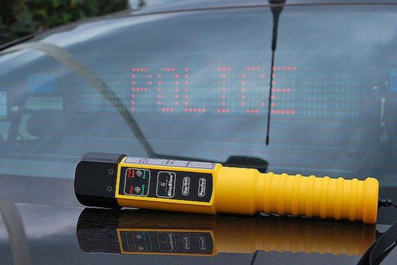 Mikołajki: 13-latek za kierownicą i pijany ojciec jako pasażer. Niebezpieczną przejażdżkę przerwali policjanci
