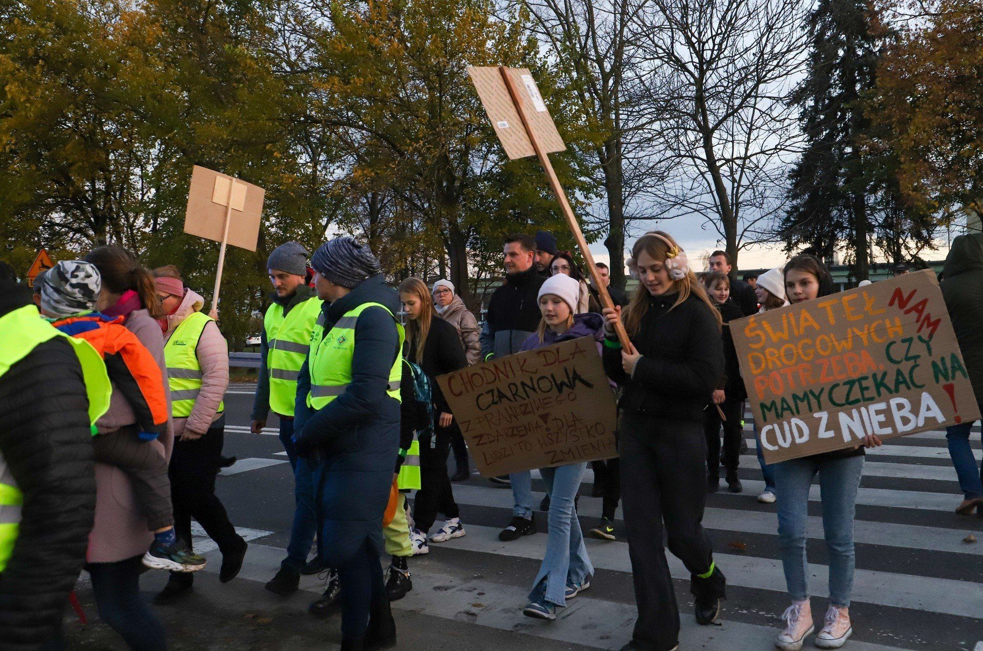 Zdjęcia z poprzedniej demonstracji, którą domagający się poprawy bezpieczeństwa na DK 80 mieszkańcy Czarnowa zorganizowali w 2023 roku, tuż po wypadku, w którym zginął zmierzający na przystanek autobusowy nastolatek.