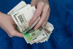 Przelała pieniądze na konto z mężem. Co z podatkiem? Fiskus wyjaśnia