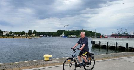 Wałęsa na rowerze. Internauci zwrócili mu uwagę