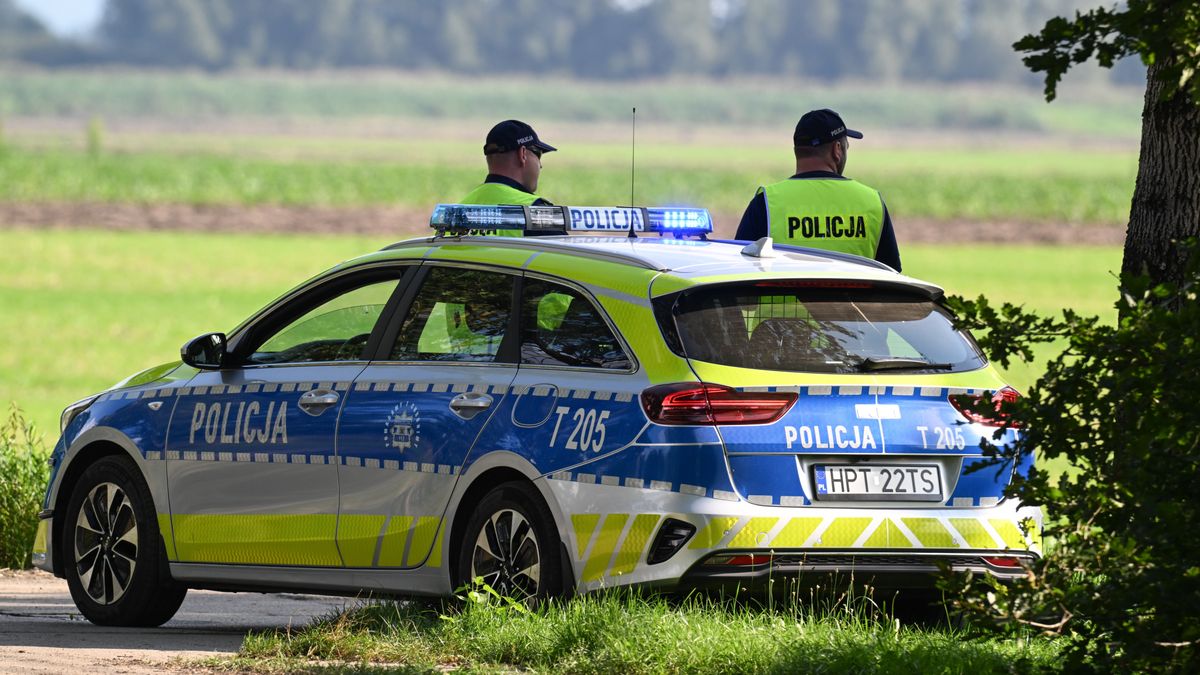 Oleśno, 10.09.2025. Służby w miejscu upadku rosyjskiego drona w miejscowości Oleśno, 10 bm. W nocy przestrzeń powietrzna Polski została wielokrotnie naruszona przez rosyjskie drony. (aldg) PAP/Andrzej Jackowski