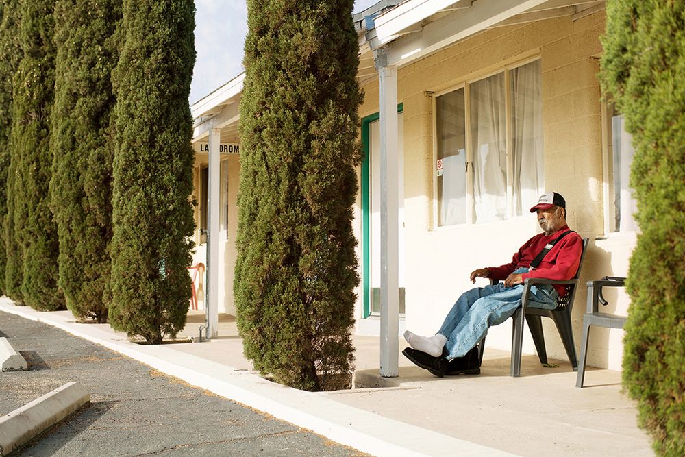 „Americana” Garroda Kirkwooda to minimalistyczny obraz wyluzowanej Kalifornii 28