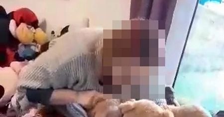 Do sieci wyciekło bulwersujące nagranie. Opiekunka znęcała się nad dziećmi, została aresztowana