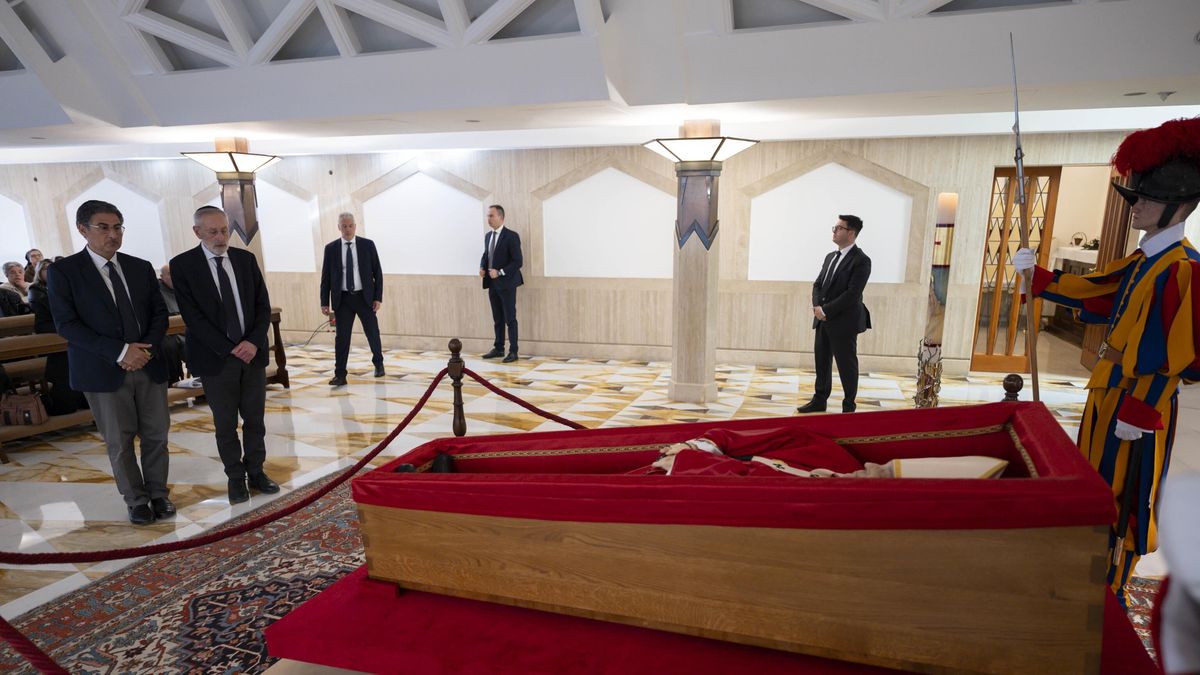 Trumna z papieżem wystawiona w bazylice Św. Piotra