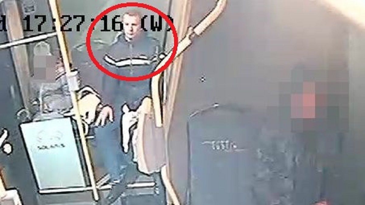Mężczyzna wybił szybę w drzwiach trolejbusu