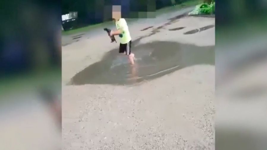 Rzucali szczeniakiem jak piłką