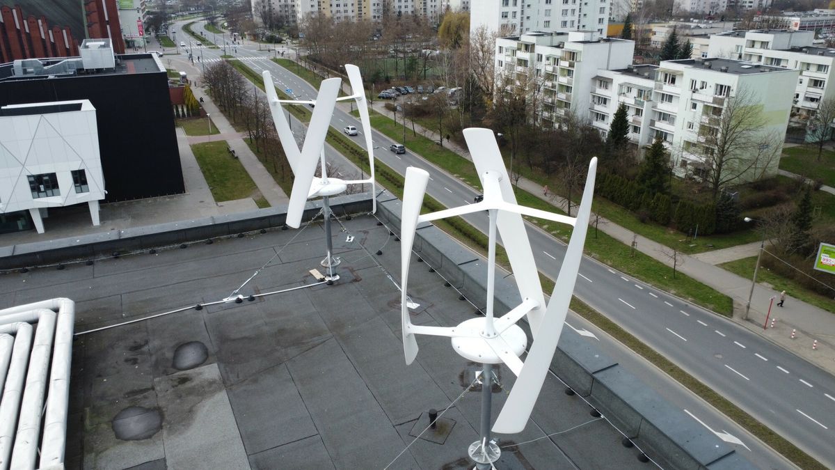Turbiny wiatrowe na dachu Urzędu Dzielnicy Ursynów