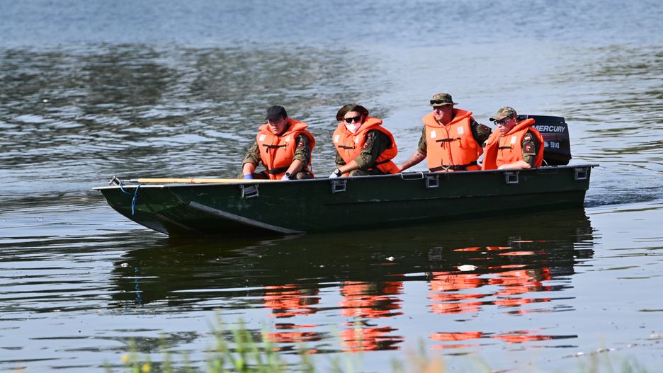 Widuchowa, 14.08.2022. Akcja oczyszczania Odry ze śniętych ryb przy użyciu zapory elastycznej w Widuchowej, 14 bm. W akcji biorą udział m.in. żołnierze 14 Zachodniopomorskiej Brygady Obrony Terytorialnej. (jm) PAP/Marcin Bielecki