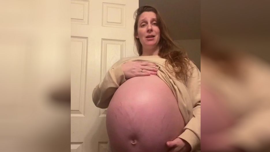 Kobieta pokazała ogromny brzuch ciążowy. Lekarz postanowił skomentować nagranie