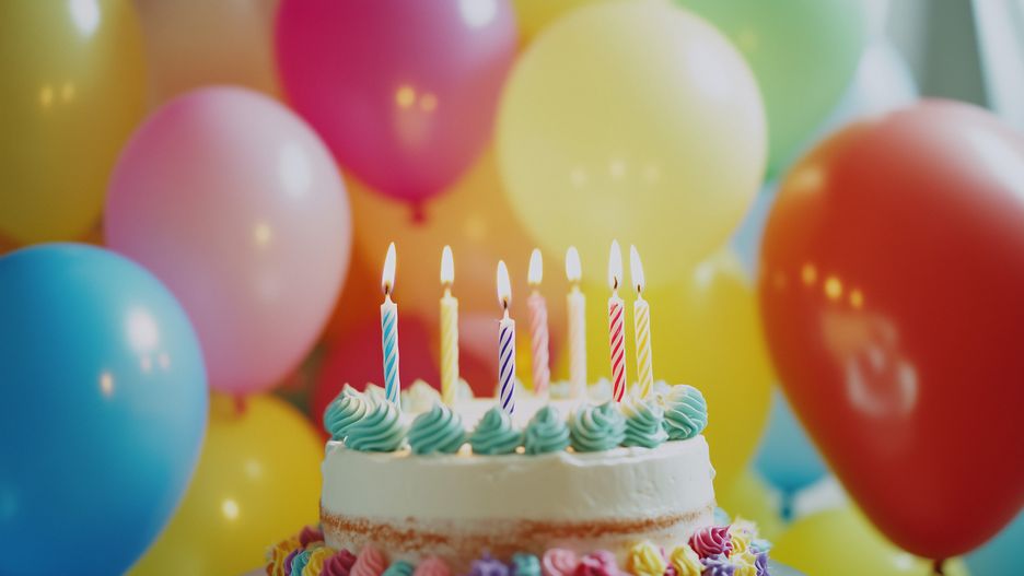 balony, kolorowe, tort, urodzinowy, zapalone, dekoracja, urodziny, zabawny, nastrój, żywe, festiwal, celebracja, motyw, ozdoby, atmosfera, impreza, urodzinowe, efektowne, kolorystyka, dekoracyjne, prezentacja, radosne, chwila, motywacyjne, wystrój, przytulne, stylizacja, okazja