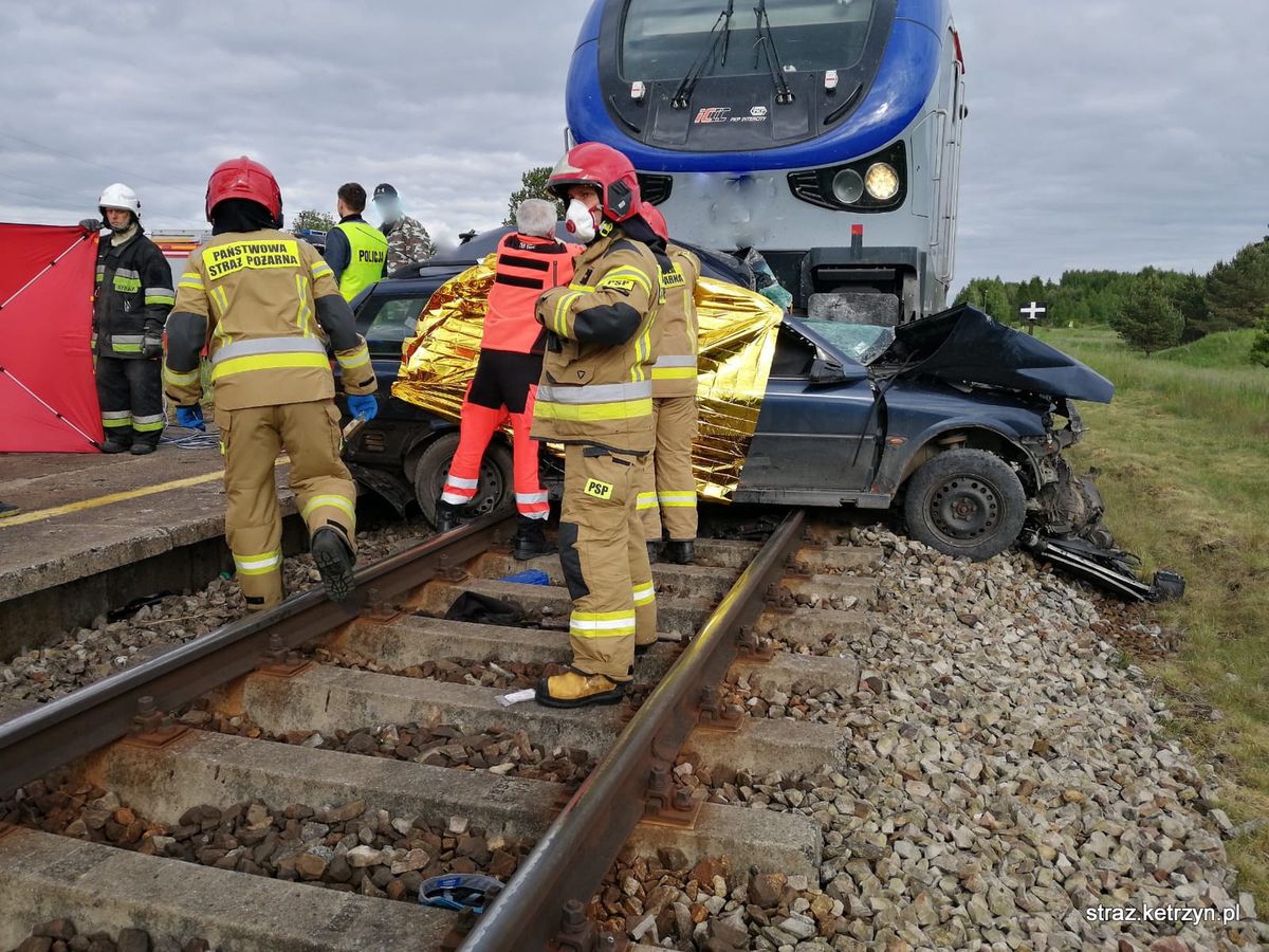Tragedia koło Kętrzyna. Auto wjechało pod pociąg, ranne dziecko