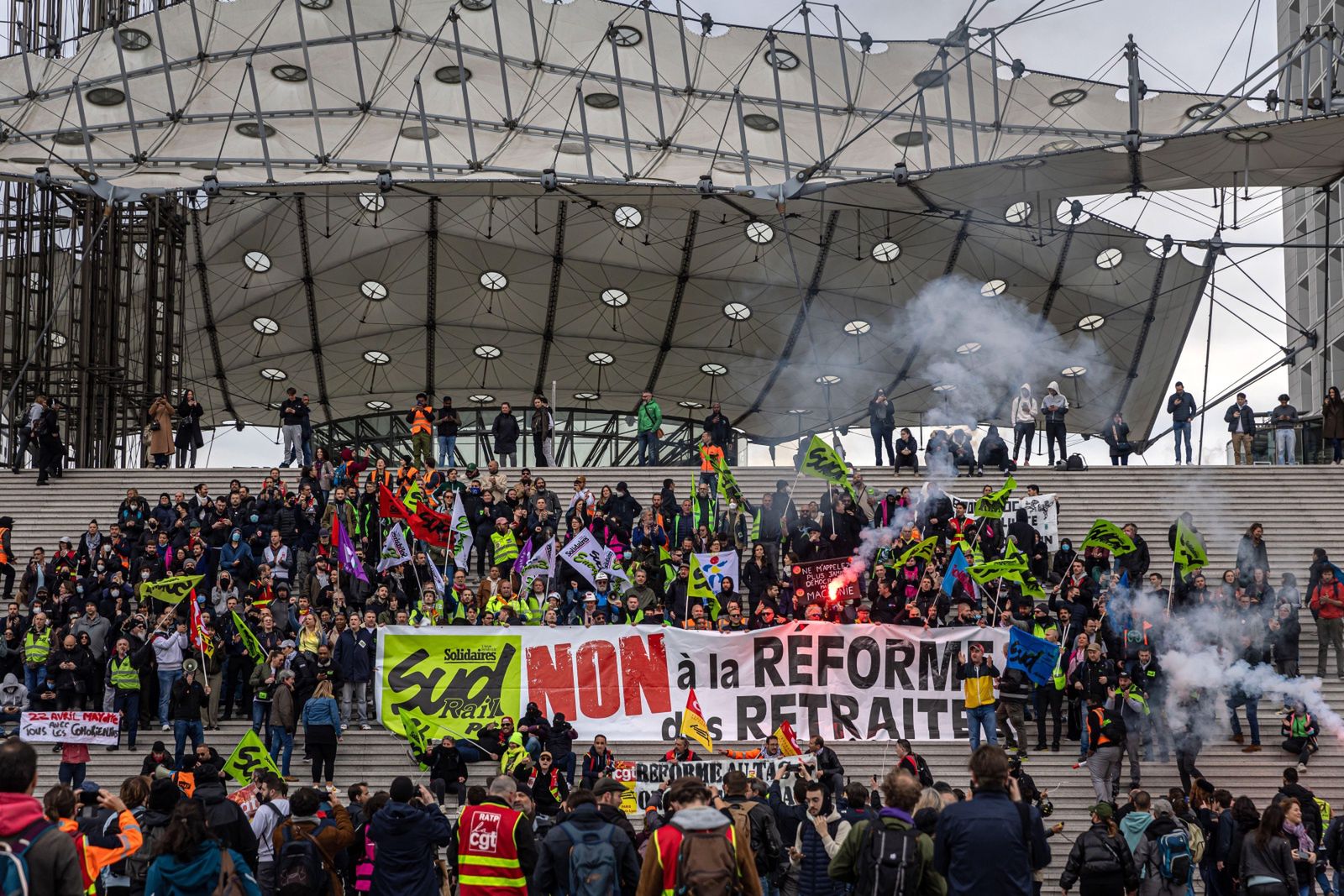 Demonstration against pension reform in Paris
epa10581714 Railway workers display a banner reading 'No to the Pension Reform' after occupying the French stock exchange Euronext group headquarters during a protest against the government pension reform at business district of 'La Defense' in Paris, France, 20 April 2023. France faces an ongoing national strike against the government's pensions reform after the prime minister on 16 March announced the use of article 49 paragraph 3 (49.3) of the Constitution of France to have the text on the controversial pension reform law to be definitively adopted without a vote.  EPA/CHRISTOPHE PETIT TESSON 
Dostawca: PAP/EPA.
CHRISTOPHE PETIT TESSON