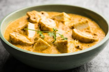 Rozgrzewające curry w 30 minut. Pieczarki smażę na złoto i dodaję na koniec do sosu