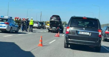 Duża kolizja na południowej obwodnicy Warszawy. Kierowcy stoją w 8-kilometrowym korku