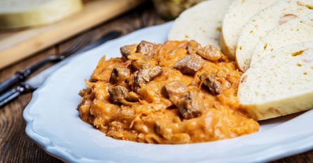 Ten gulasz jest królem każdej imprezy. Bije na głowę nawet polski bigos