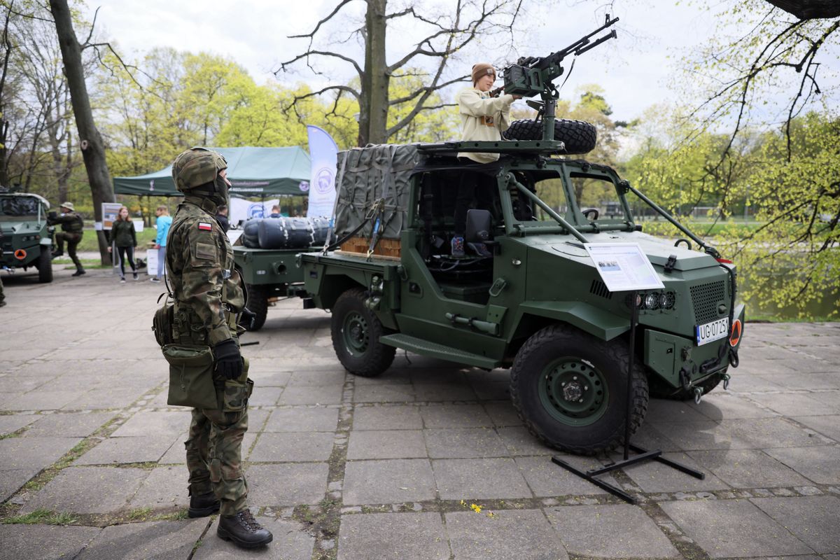 Warszawa, 27.04.2022. Pokaz pojazdu wojsk aeromobilnych o wysokiej mobilności AERO 4x4 podczas obchodów Dnia Sportu w Siłach Zbrojnych RP na stadionie WCSM Agrykola w Warszawie, 27 bm. W ramach wydarzenia, które w tym roku odbywa się pod hasłem #ArmiaWFormie, zaplanowano towarzyski mecz piłki nożnej pomiędzy reprezentacjami Sił Zbrojnych RP i Polskiej Policji, a także m.in. pokazy sprzętu oraz najnowszego wyposażenia żołnierzy Sił Zbrojnych RP. (jm) PAP/Leszek Szymański