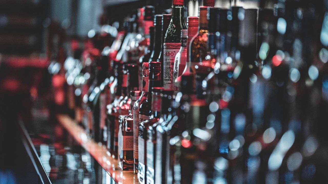 Alkohol zbyt łatwo dostępny? Polacy są zgodni