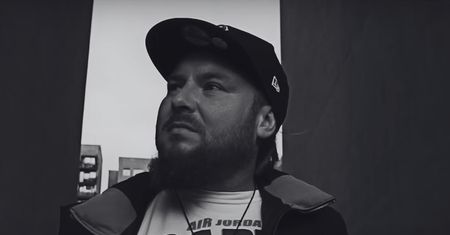 Nie żyje Damian "Bas Tajpan" Krępa. Raper miał 47 lat
