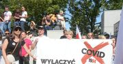 Koronawirus. "Zakończyć plandemię!" w Warszawie protest przeciwko obostrzeniom dotyczącym koronawirusa