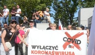Koronawirus. "Zakończyć plandemię!" w Warszawie protest przeciwko obostrzeniom dotyczącym koronawirusa