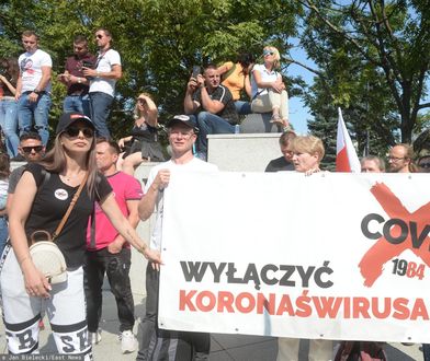 Koronawirus. "Zakończyć plandemię!" w Warszawie protest przeciwko obostrzeniom dotyczącym koronawirusa