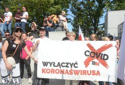 Koronawirus. "Zakończyć plandemię!" w Warszawie protest przeciwko obostrzeniom dotyczącym koronawirusa