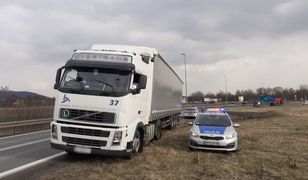 Na autostradzie A4 jechał slalomem. Kierowca pił w trakcie jazdy