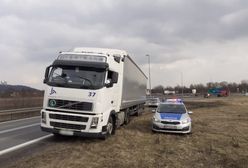 Na autostradzie A4 jechał slalomem. Kierowca pił w trakcie jazdy