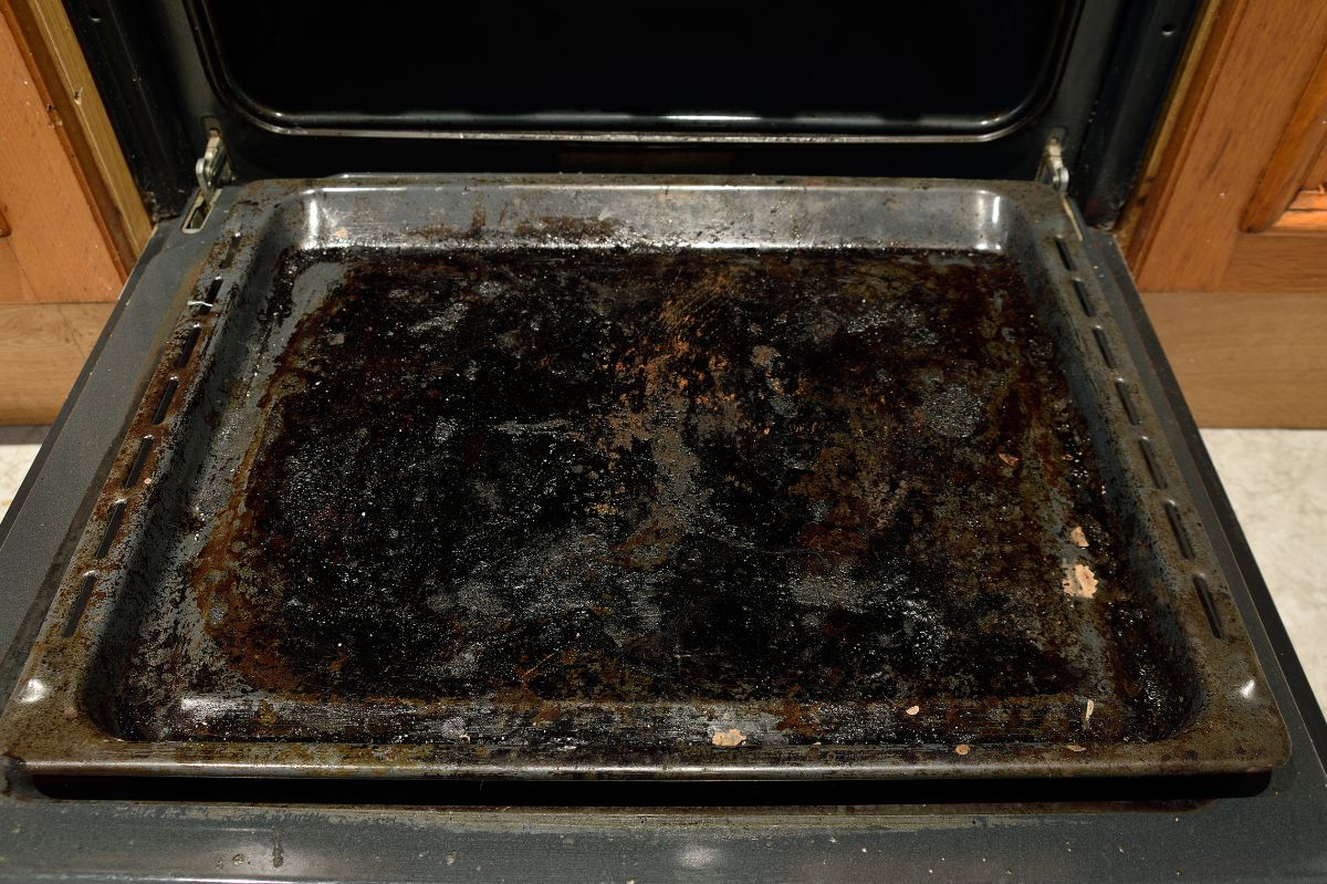 Home remedies for spotless baking trays: Ditch the scrubbing