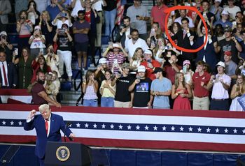 Widz na wiecu stał się viralem. Naśladował Trumpa z podziwu?
